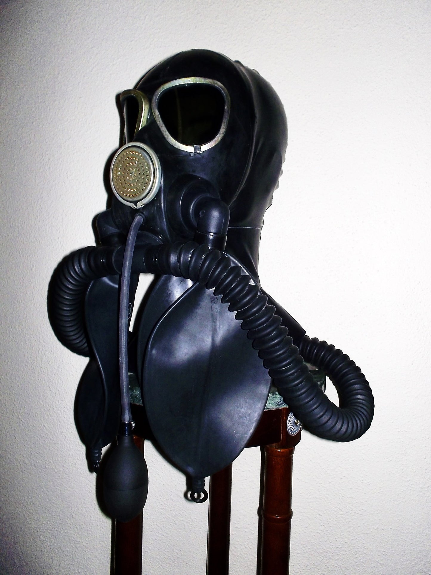 LATEX Hooded GAS MASK with Dark Tinted Lenses, Double Hoses, Inflatable Gag and Two Rebreather Bags HEAVY RUBBER by FANTOMAS & Co.